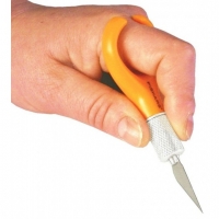 Finger tip swivel knife